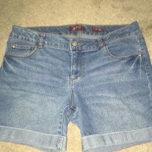 Midi rise shorts normal wash